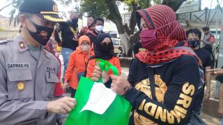 Jelang HUT Bhayangkara Ke 74 Polsek Banjaran, Berbagi Kebahagiaan Dengan Membagikan Sembako Pada Ormas 